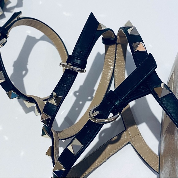 VALENTINO GARAVANI ROCKSTUD BLACK FLAT THONG SANDALS. - Picture 10 of 16